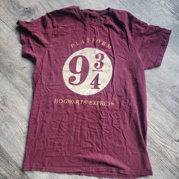 Harry Potter Platform 9 3/4 Distressed Maroon Shirt Men's Sized Medium (M) - Picture 4 of 4